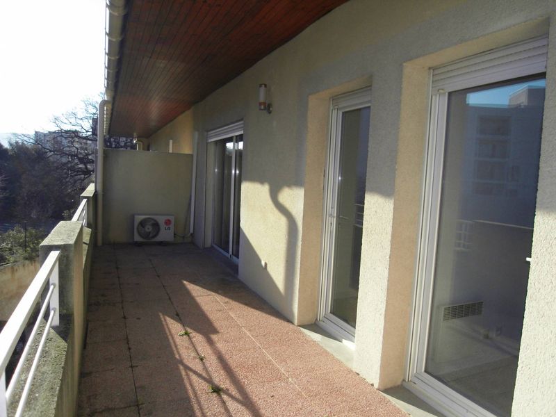location  13012 appartement t3 68 m² avec terrasse et garages