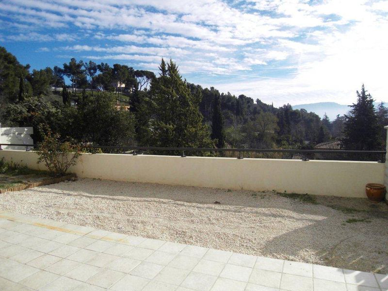 A louer 13011 Les Accates  T3/T4 rez de jardin de 200 m²