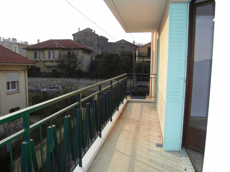 balcon A louer proche du lycée Lacordaire 13013 Marseille  T3 avec balcon et cave