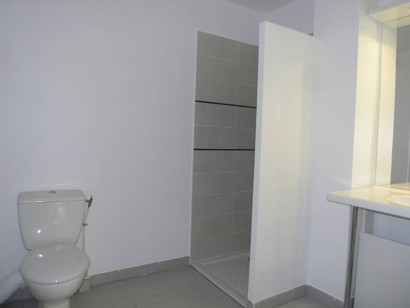 salle de douche avec wc appartement de type 1 cabot 13009 Marseille