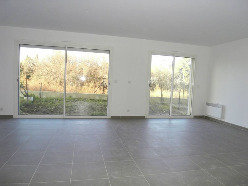 séjour/salon grand espace de vie dans cette maison de ville à louer avec 4 chambres terrasse jardin et garage 13012 Marseille les caillols
