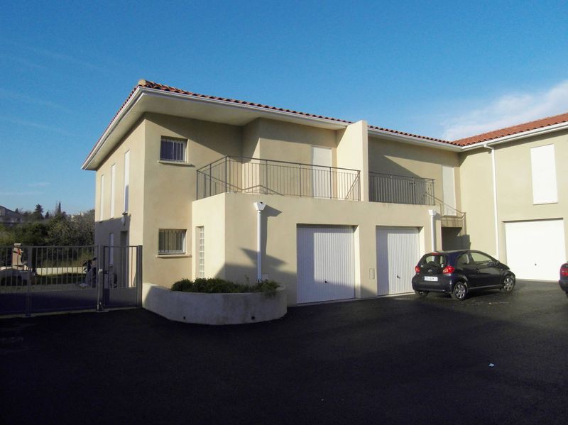 Présent dans le secteur du 12ème arrondissement de Marseille depuis deux décennies, l'agence Provencia immobilier est heureuse de vous présenter à la location une maison de ville quartier des caillols 13012 Marseille.