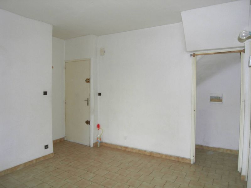 pièce principale studio à louer Marseille 13013 secteur Saint Just proche métro