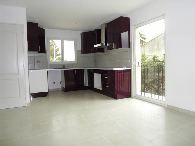 L'agence immobilière PROVENCIA vous présente à la location une maison en R+1 (4 chambres) + sous sol de 60 m².