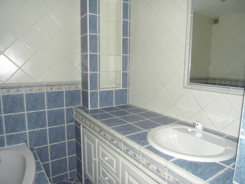 à la location type 3 avec balcon et cave 13005 Marseille