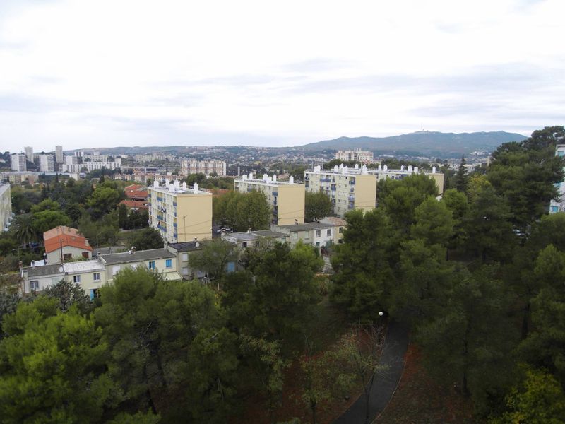 vue dégagée chambre 2 A la location Secteur Les Olives/La Rose 13013 Appartement de 3 pièces avec balcon