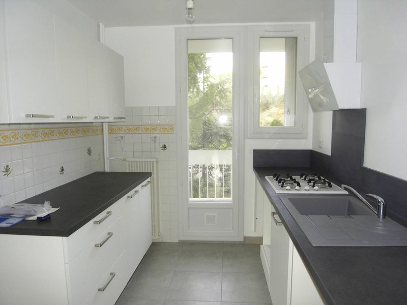 Provencia gestion vous présente un bien à la location  Grand T3 74 m²  Balcons  Stationnement facile  13012 Marseille