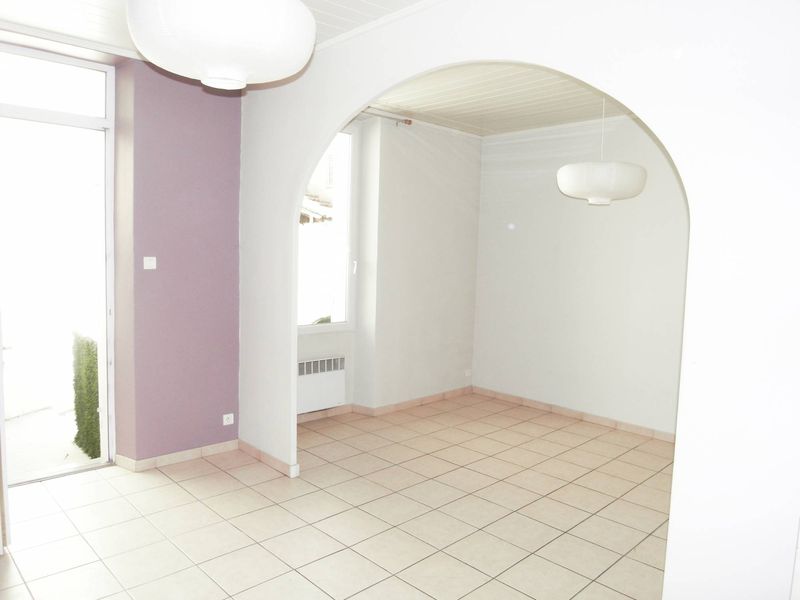 Grand t2 à louer 52 m² avec cour privative