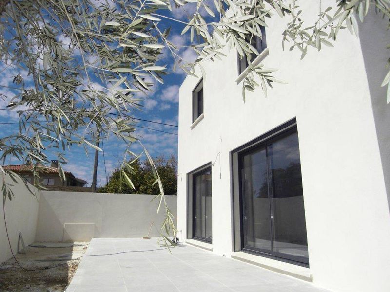 A louer villa type 5  de 111 m² (4 chambres) exposée Sud sur une parcelle de 250 m² avec terrasse de 70 m² Village de Beaumont 13012 Marseille