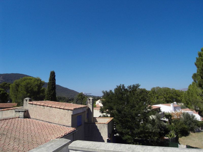A la location secteur Gémenos 13420 Villa 5 pièces avec garage