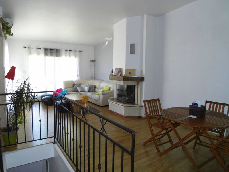 A la location secteur Gémenos 13420 Villa 5 pièces avec garage