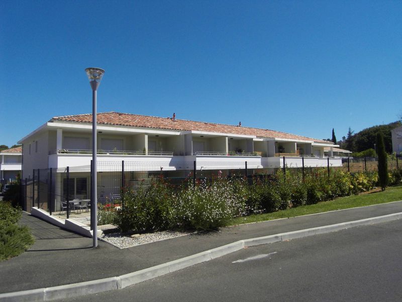 A louer appartement 2 pièces de 43 m² avec terrasse et jardin et  2 places de parking PENNES-MIRABEAU (13170)