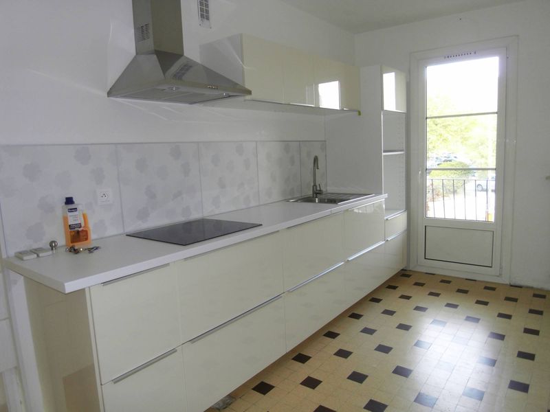 A la location 13012 Proche village de Saint Barnabé T3 avec 2 balcons et parking