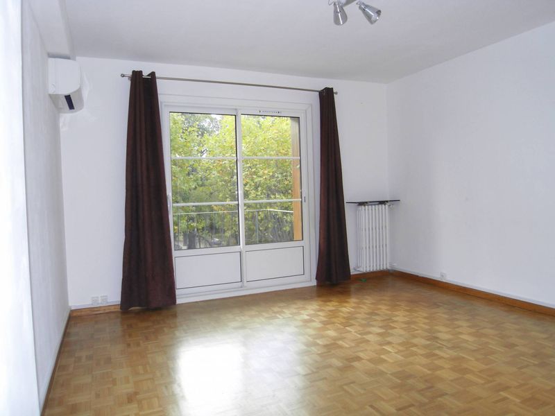 A la location 13012 Proche village de Saint Barnabé T3 avec 2 balcons et parking