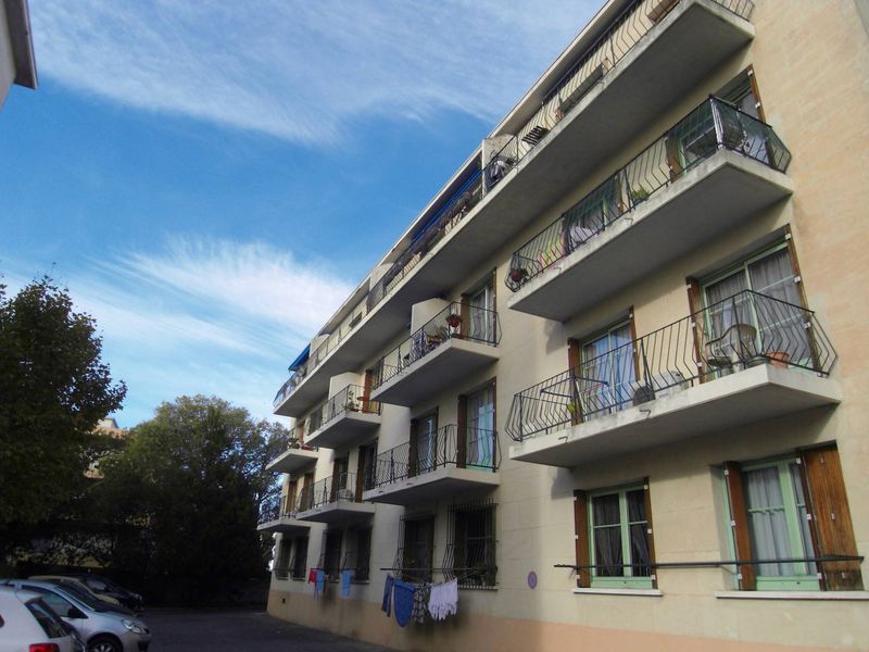 A la location 13012 Proche village de Saint Barnabé T3 avec 2 balcons et parking