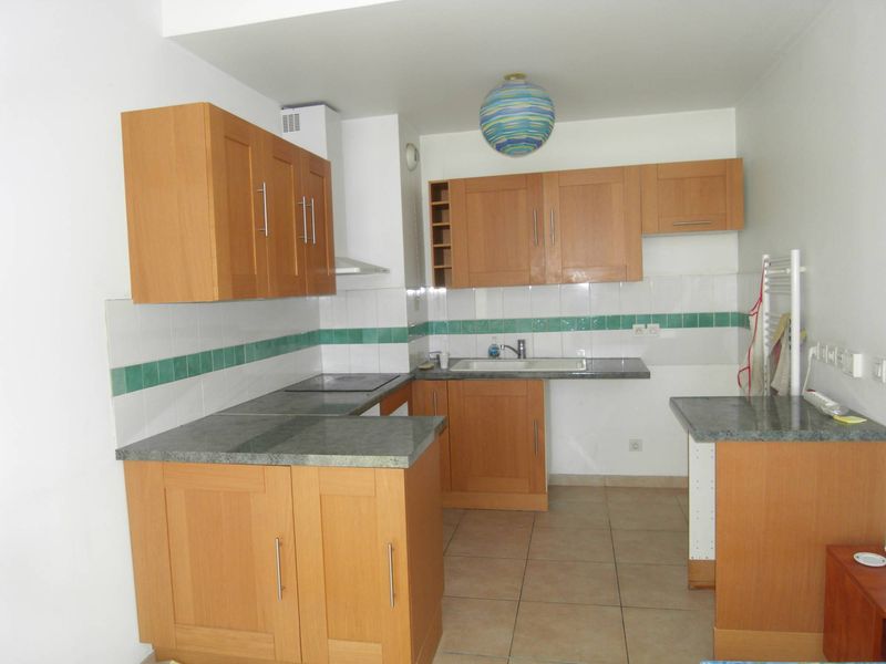 A louer appartement 3 pièces de 60 m² avec terrasse et place de parking privative Saint Barnabé village 13012 Marseille