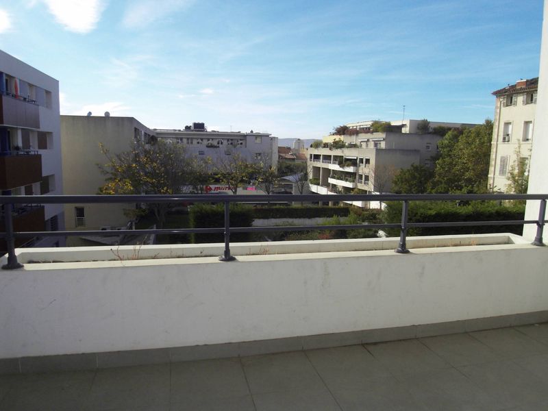 A louer appartement 3 pièces de 60 m² avec terrasse et place de parking privative Saint Barnabé village 13012 Marseille