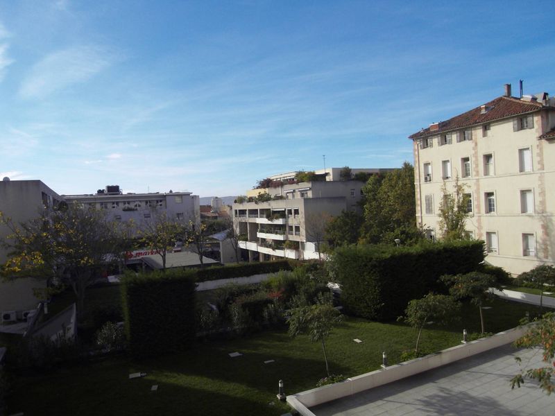 A louer appartement 3 pièces de 60 m² avec terrasse et place de parking privative Saint Barnabé village 13012 Marseille
