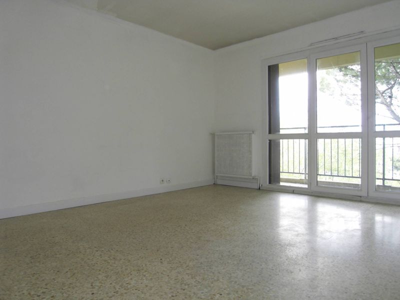 séjour A louer appartement 2 pièces 45 m² en dernier étage avec stationnement facile dans la résidence 13100 Aix en Provence