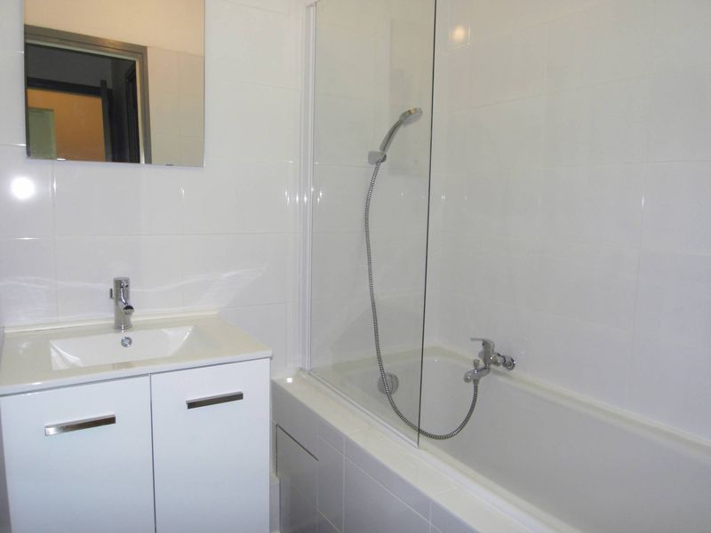 salle de bains A louer appartement 2 pièces 45 m² en dernier étage avec stationnement facile dans la résidence 13100 Aix en Provence