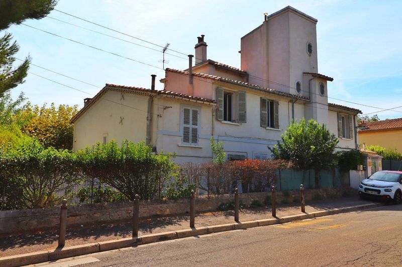 maison de ville A louer appartement 3 pièces meublé situé en plein cœur du village de Saint Barnabé 13012 Marseille
