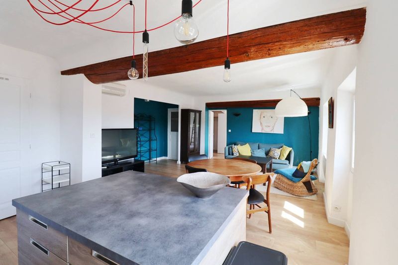 séjour  A louer appartement 3 pièces meublé situé en plein cœur du village de Saint Barnabé 13012 Marseille
