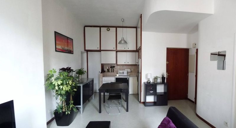 vue cuisine A la location appartement 2 pièces de 35 m² Secteur Cinq avenus 13005 Marseille