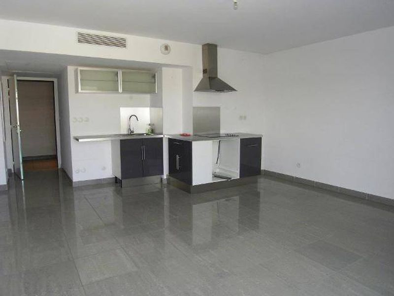 séjour cuisine Appartement t2 à louer à la Ciotat terrasse et garage