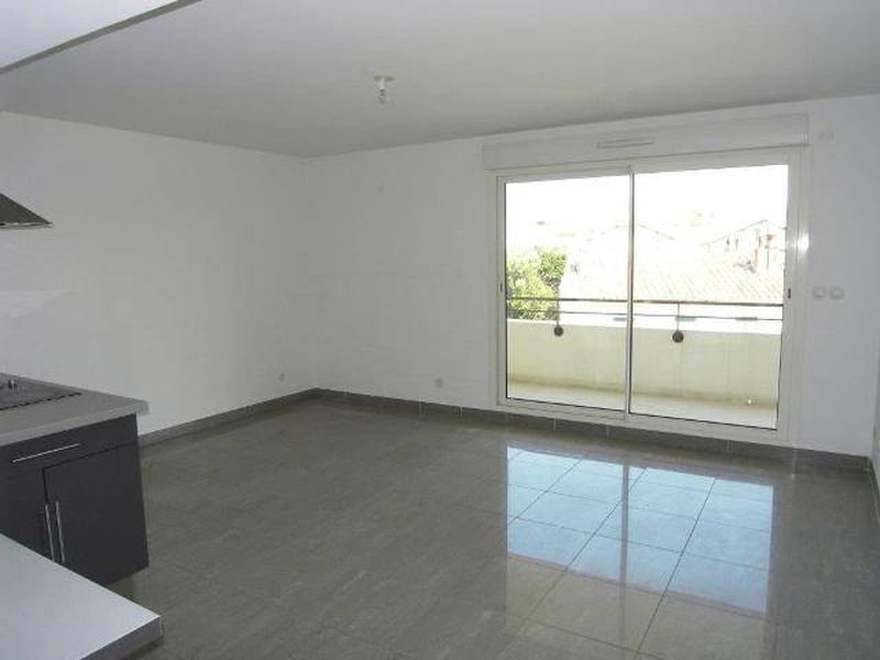 séjour lumineux Appartement t2 à louer à la Ciotat terrasse et garage