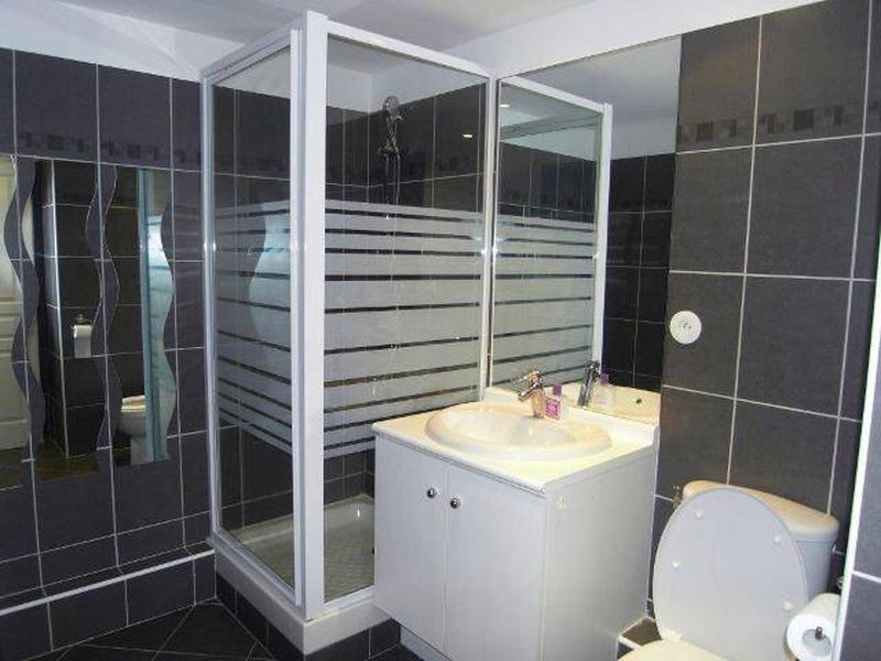 salle d'eau Appartement t2 à louer à la Ciotat terrasse et garage