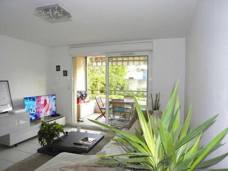 séjour lumineux Appartement à louer type 3 avec terrasse de 22 m² et box en sous sol Bois Luzy 13012 Marseille