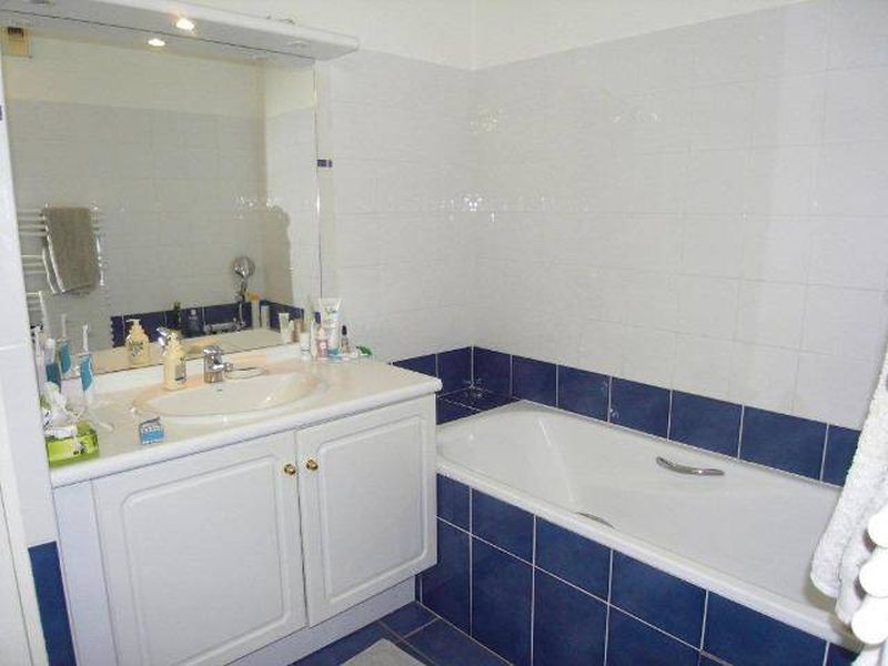 salle de bains avec baignoire Appartement à louer type 3 avec terrasse de 22 m² et box en sous sol Bois Luzy 13012 Marseille