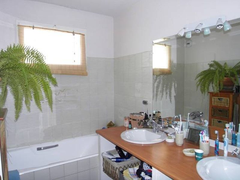 salle de bain dans type 4 à louer Marseille 13012 Saint Barnabé