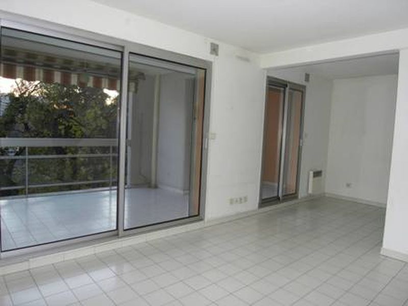 séjour A louer T3 de 73 m² avec terrasse de 12 m² + garage + place de parking privative + cave Secteur Sainte Marguerite 13009 Marseille